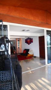 een woonkamer met een bank bij Résidence Tropicale in Libreville