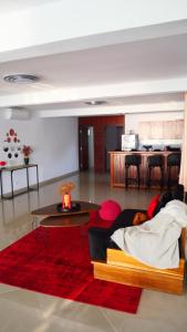 ein Wohnzimmer mit einem Sofa und einem Tisch in der Unterkunft Résidence Tropicale in Libreville