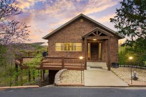 una casa de ladrillo con una pasarela de madera en el frente en Mountain Estate Lake Front, en Blue Eye