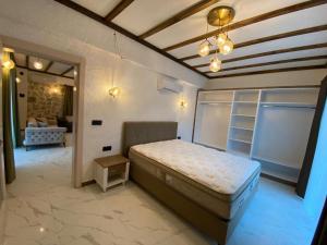 um quarto com uma cama e uma sala de estar em Villa Mustafa em Fethiye