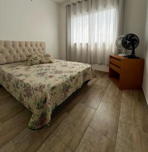 1 dormitorio con 1 cama, vestidor y ventana en Casa com Piscina em Xangri-Lá RS en Xangri-lá