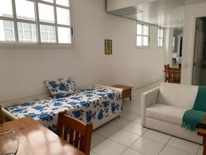 1 dormitorio con 1 cama, 1 silla y 1 mesa en MARCOLINI - South Beach - Copacabana, en Río de Janeiro