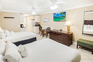 ein Hotelzimmer mit 2 Betten und einem Schreibtisch in der Unterkunft Bright and Beautiful Dunes Room 1st Floor in Pawleys Island