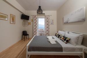 Postel nebo postele na pokoji v ubytování Moukas Seaside Apartments Romantico