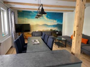 un salon avec un canapé et une table dans l'établissement Ferienwohnung Hohensee 1.OG, à Clausthal-Zellerfeld