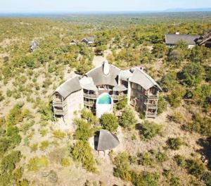 een luchtfoto van een huis in een veld bij Reedbuck Lodge @Cyferfontein in Mabalingwe Reserve in Bela-Bela