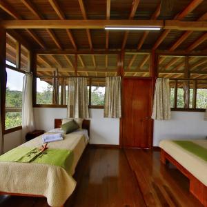 um quarto com 2 camas num quarto com janelas em Apu Napo Lodge & Reserve em Mondaña