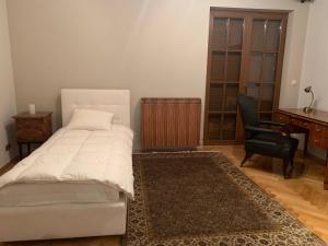 sypialnia z łóżkiem, krzesłem i biurkiem w obiekcie Willa Skalna - rezydencja z krytym basenem na wyłączność w Bielsku Białej