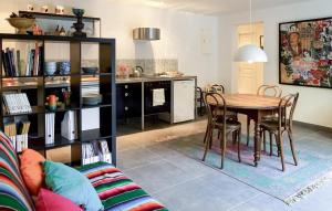 een keuken en eetkamer met een tafel en stoelen bij Awesome Home In Rochefort-du-gard With Kitchen in Rochefort-du-Gard