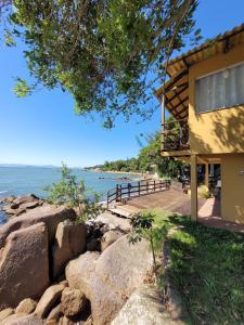 Casa con vistas al océano en Prainha da Nina Apartamentos, en Florianópolis