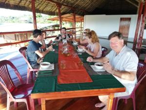 um grupo de pessoas sentadas à volta de uma mesa em Apu Napo Lodge & Reserve em Mondaña