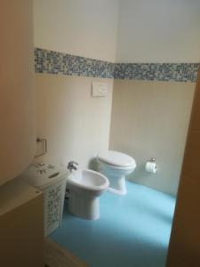 拉斯卡里的住宿－Villa Mimmo，浴室设有2个卫生间和水槽