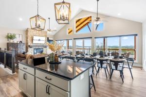 Φωτογραφία από το άλμπουμ του Sunset Salut σε Kimberling City