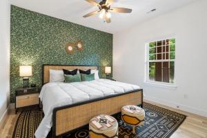 Un dormitorio con una cama y una pared verde. en Briarwood Shores, en Branson 30 fotos más