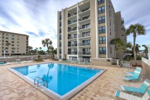 een zwembad voor een appartementencomplex bij Emerald Isle Unit 211 in Fort Walton Beach