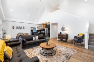 un salon avec un canapé et une table dans l'établissement Moonlight View at Table Rock Lake, à Hollister