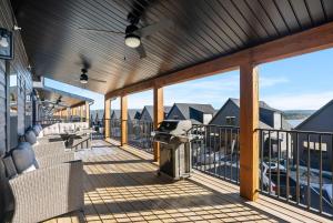 une grande terrasse avec un barbecue sur un balcon dans l'établissement Moonlight View at Table Rock Lake, à Hollister