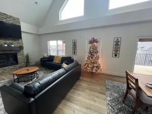 - un salon avec un canapé et un arbre de Noël dans l'établissement Moonlight View at Table Rock Lake, à Hollister