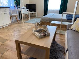 Televízia a/alebo spoločenská miestnosť v ubytovaní Mokka Apartament
