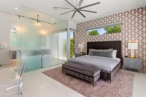 um quarto com uma cama e uma cabina de duche em vidro em Modern Luxe em Palm Springs