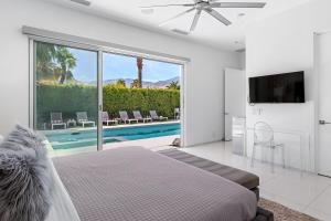 um quarto com uma cama e uma piscina em Modern Luxe em Palm Springs