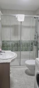 y baño con ducha, lavabo y aseo. en Apartamentos Corea en Portonovo