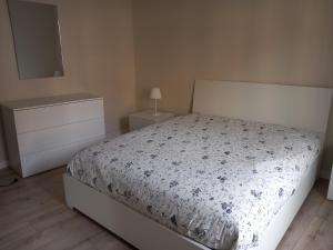 una camera con letto e cassettiera di La casa di Tina - Civenna a Civenna