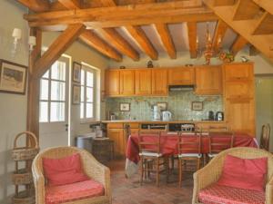 Una cocina con una mesa y sillas en una habitación. en le Clos, en Chambourg-sur-Indre