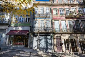 un groupe de bâtiments dans une rue urbaine dans l'établissement Casa do Ofício - Livreiro, à Porto