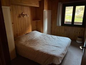 - une chambre avec un lit et une fenêtre dans l'établissement Appt La Mongie pied des pistes avec vues montagne, à Bagnères-de-Bigorre
