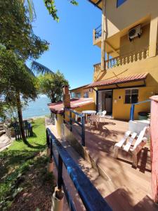 un balcón de una casa con vistas al océano en Prainha da Nina Apartamentos, en Florianópolis