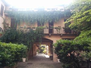 un vicolo con un edificio con delle piante sopra di Charming Navigli a Milano