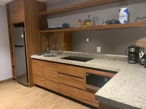 Kuchyň nebo kuchyňský kout v ubytování Modernos departamentos tipo LOFT a dos calles del estadio