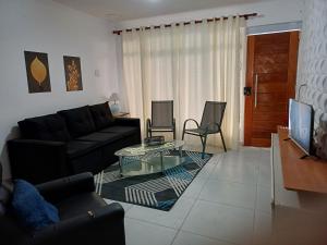 sala de estar con sofá y mesa de centro en #PARADISE SUITES - TATUAPÉ, en São Paulo