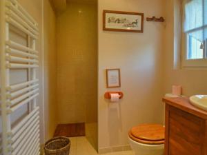 un baño con inodoro y lavabo en le Clos, en Chambourg-sur-Indre 13 fotos más