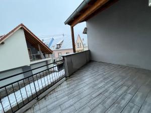 un balcon vide d'une maison avec une clôture dans l'établissement Sérénité alsacienne, à Seltz
