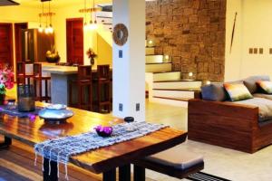 una sala de estar con un sofá y una mesa en Casa'Lex, magnífica casa perto do mar, en Icaraí 52 fotos más