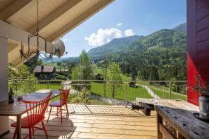 a balcony with a table and chairs and a view of mountains at Ferienwohnung in Unterort mit Grill, Garten und Terrasse und Panoramablick in Feistritz ob Bleiburg