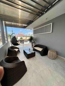 salon z kanapami i stołami oraz balkonem w obiekcie NOVAPARK ILANES w mieście Guayaquil