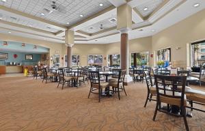 un gran salón de banquetes con mesas y sillas en Family Condo-2 rooms Top floor pool view -Theme parks Free Shuttle en Orlando