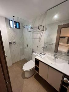 a bathroom with a toilet and a sink and a shower at NOVAPARK ILANES in Guayaquil