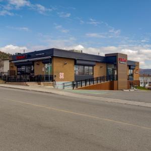 um edifício ao lado de uma rua em Rodeway Inn em Gaspé