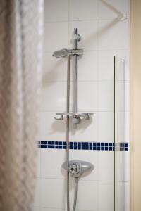 a bathroom with a sink and a shower at Aryas Apartments Oxford - Headington in Oxford