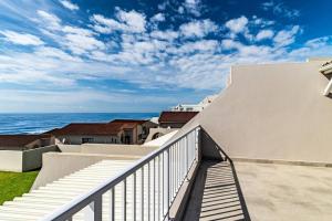 balcón con vistas al océano en Sunny Beach Front Apartment en Ballito