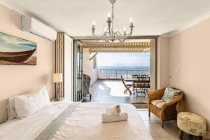 1 dormitorio con cama y vistas al océano en Sunny Beach Front Apartment en Ballito