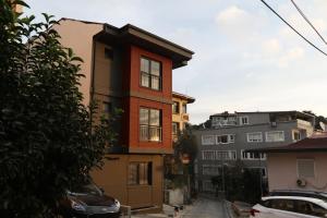 Un edificio con un naranja y negro en ARC HOUSE, en Estambul