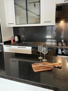 una cocina con 2 copas de vino en una barra en ARC HOUSE, en Estambul