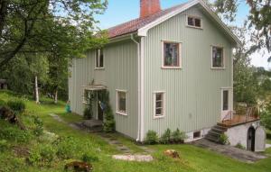 a green house with a red roof at Amazing Home In Jrpen With House A Mountain View in Järpen