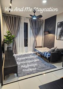 ein Wohnzimmer mit einem Bett und einem Sofa in der Unterkunft You And Me Staycation in Rawang