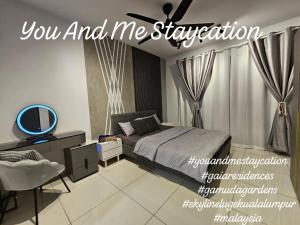ein Schlafzimmer mit einem Bett und einem Spiegel sowie einem TV in der Unterkunft You And Me Staycation in Rawang